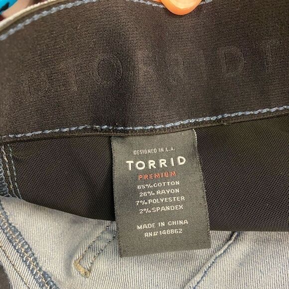 TORRID BOMBSHELL SKINNY JEANS- PREMIUM STRETCH‎ LIGHT WASH - Picture 5 of 7
